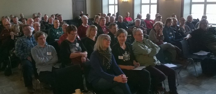 Pirkanmaan Vasemmistoliiton kevätpiirikokouksessa ajankohtaisesta poliittisesta tilanteesta puhui eduskuntaryhmän puheenjohtaja Aino-Kaisa Pekonen. (eturivissä ensimmäisenä oikealta.)