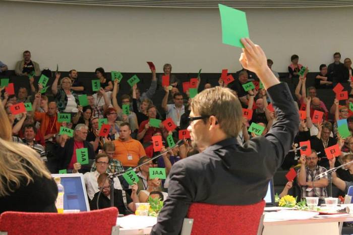 Vasemmistoliiton puoluekokouksessa Tampereella kesäkuussa 2013 äänestettiin Punavihreän asiakirjan yksityiskohdista.